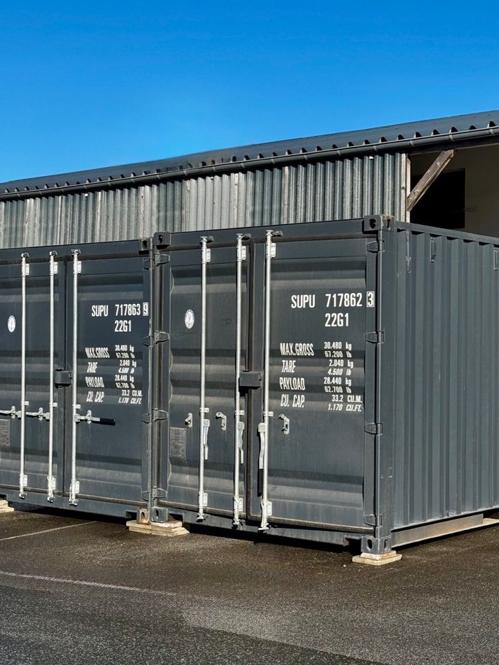 Lagercontainer auf dem Gelände